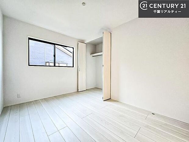 柔らかい陽光が差し込む明るいお部屋を演出する設計。彩光の取れる窓が気持ちの良いお部屋を創り上げます。朝の目覚めがスッキリします!