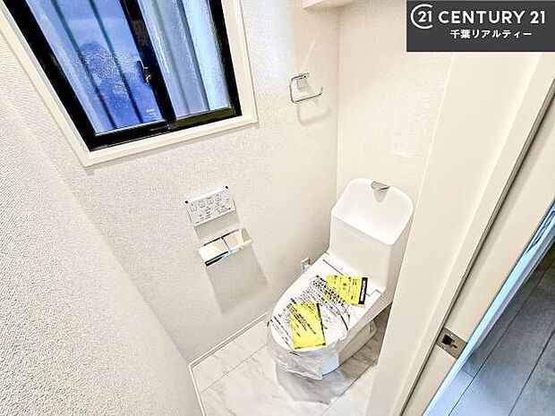 清潔感のある色味の温水洗浄便座付きお手洗いです!さわやかでスッキリする空間です!お手入れがしやすいトイレです!