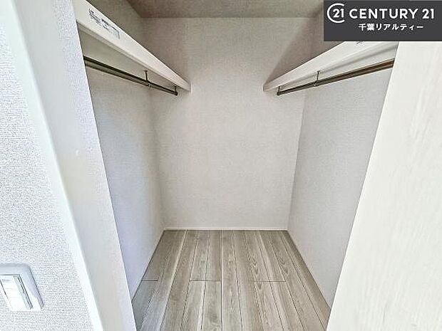 ウォークインクローゼット付きです。たくさんのお洋服などを収納しておけそうですね!他にも扇風機や加湿器など季節物の大きな家電も収納できます。