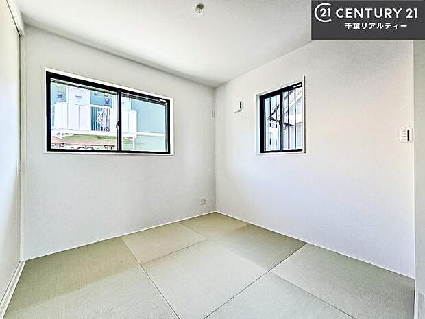 タタミの香りが安らぎを与える、リラックス空間。開放感のある和室となっております。日本人の心感じる「和」の空間。井草の香り漂う空間は癒しのひと時を演出してくれます!