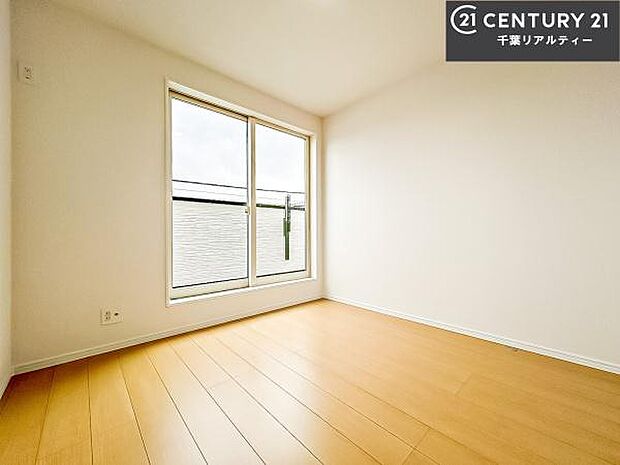 バルコニーに面している洋室です。明るく温もりがあり、換気もしっかりできます!朝起きて、外に出て背伸びをしつつ深呼吸をし良い朝を迎え入れることが出来そうですね!