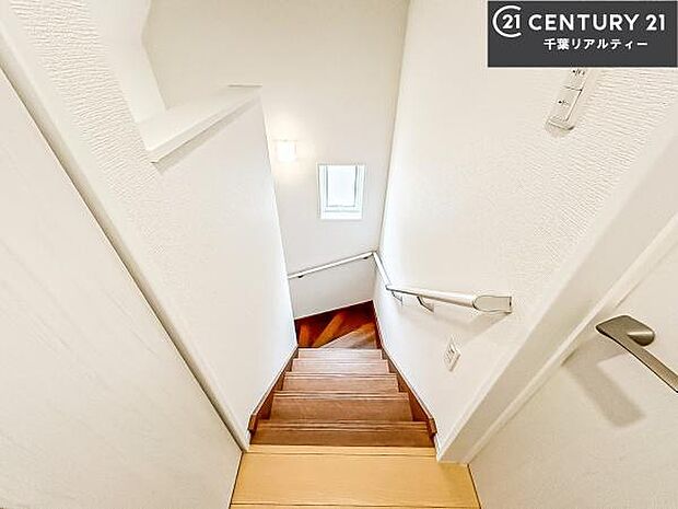 階段は明るく手摺りもついています。お子様やご年配の方も安心してご利用頂けますね。