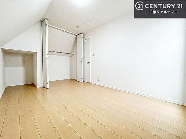 収納スペースがついています!居室をスッキリ整頓する事ができますね。家具を選ばないシンプルなデザインの為、家具を選ばずお気に入りの空間作りができそうですね。