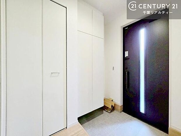 シューズボックス付き。玄関が片付きお掃除がしやすいです！スッキリした玄関で戸を開けた瞬間、清潔感のある心地いい空間が出迎えてくれます。