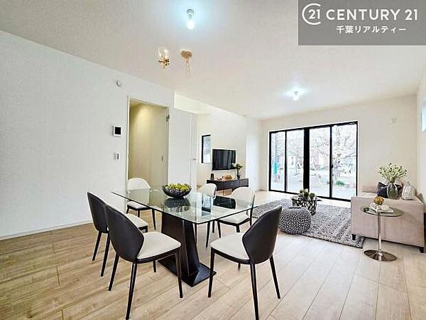 家具はCGパースです。広々ダイニングスペース！ゆったりお食事。笑い声響く楽しい時間が過ごせます。日々の疲れも癒されます！