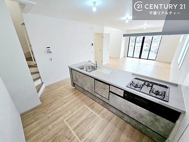 大人気の対面式システムキッチンを採用しています！ご家族のコミュニケーションが自然と増える設計です。お子様にも目が届くので嬉しいですね！広々使えて快適で作業が進みます。