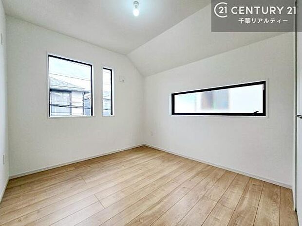 掃き出し窓がないお部屋は、お子様のお部屋としても安心です！収納スペースも充実しているので散らかったお部屋をサッと片付けられます！