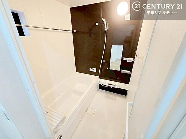 落ち着きある大人の雰囲気のバスルームは、味が出ていてバスタイムが充実！お仕事頑張っているご褒美にお好みの匂いの入浴剤を入れて、楽しんでみてはいかがでしょうか？