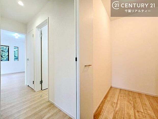 1階ホールにウォークインクローゼット付きです。たくさんのお洋服などを収納しておけそうですね！他にも扇風機や加湿器など季節物の大きな家電も収納できます！