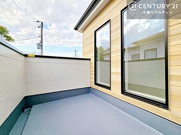 陽当たりの良いバルコニーで、お洗濯物もよく乾きそうですね！お天気の良い日にはバルコニーへ出てリフレッシュするのも気持ちよさそうです。