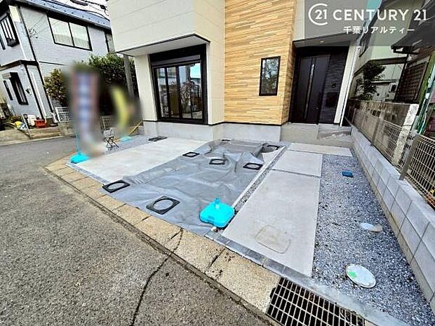 駐車スペースは2台分あります(車種による)！セカンドカーはもちろん、バイクや自転車なども置き場所に困りません。