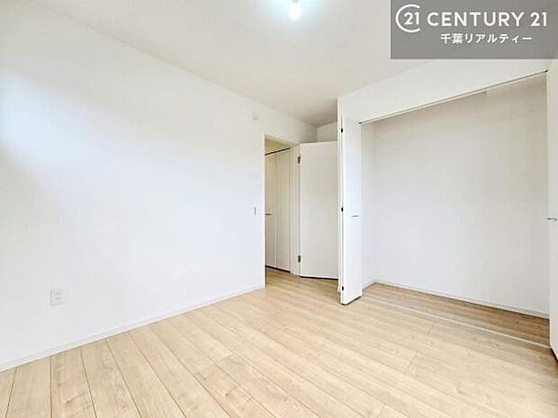 収納スペースがついています！居室をスッキリ整頓する事ができますね。家具を選ばないシンプルなデザインの為、家具を選ばずお気に入りの空間作りができそうですね。