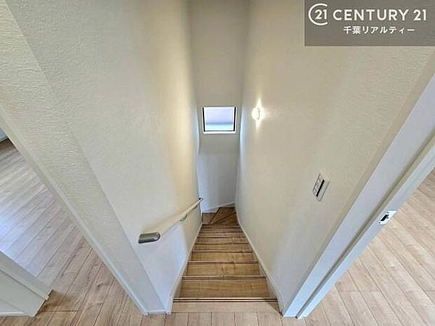 階段は明るく手摺りもついています！お子様やご年配の方も安心してご利用頂けますね！