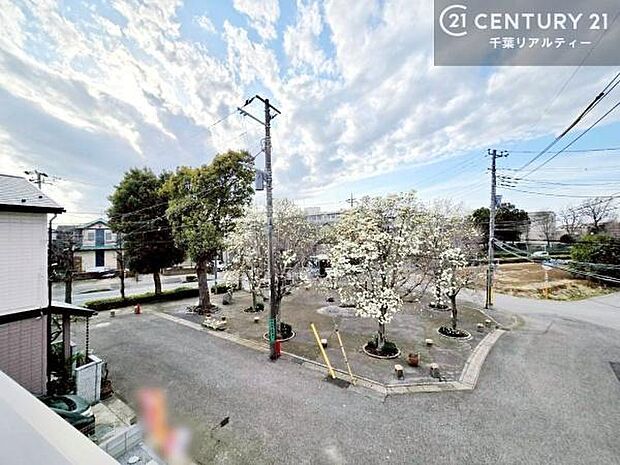 眺望良好なバルコニー。お天気のいい日にはバルコニーへでてリフレッシュするのもいいですね！