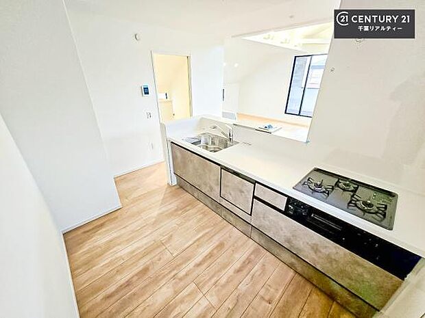 大人気の対面式システムキッチンを採用しています!ご家族のコミュニケーションが自然と増える設計です。お子様にも目が届くので嬉しいですね!広々使えて快適に作業が進みます。