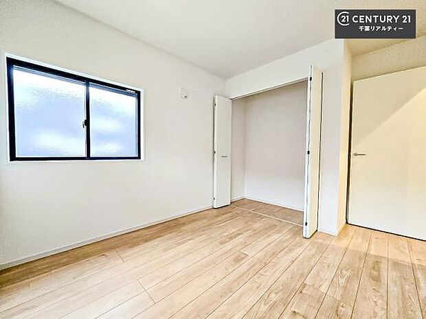 優しい光が差し込む洋室は、朝の目覚めも気持ちが良さそうですね。おうち時間もゆったりと過ごすことができます。優しい色合いのフローリングがどんな家具にもマッチします!