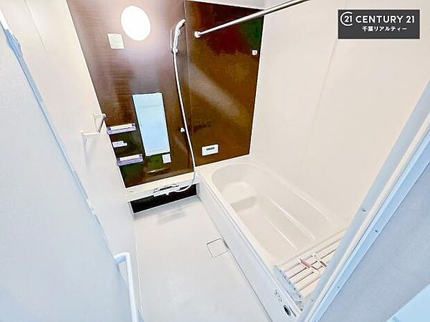 落ち着きある大人の雰囲気のバスルームは、味が出ていてバスタイムが充実!お仕事頑張っているご褒美にお好みの匂いの入浴剤を入れて、楽しんでみてはいかがでしょうか?