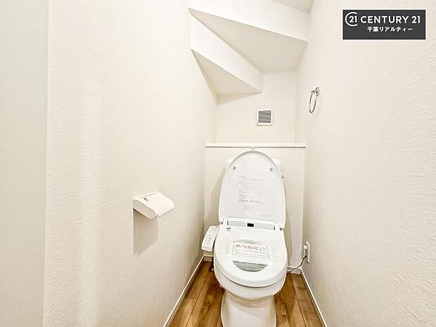 1・2階にトイレがございます!朝の忙しい時間帯も待たずにすみそうですね。白を基調とした清潔感のあるトイレでお手入れがしやすいです!