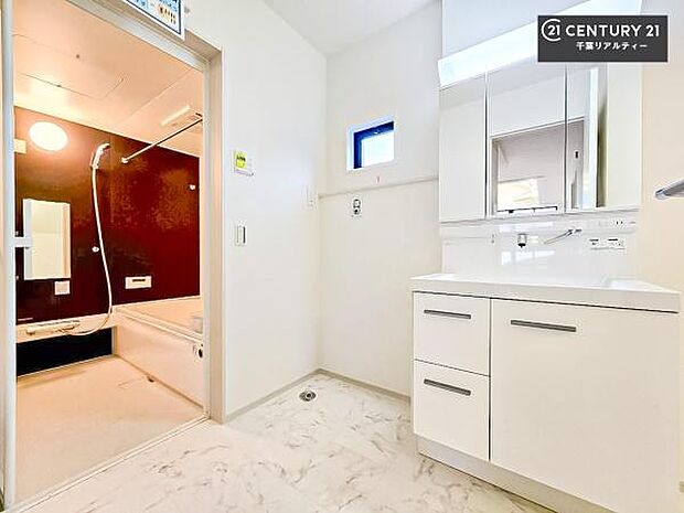 三面鏡仕様の洗面所は、身だしなみがしやすい造り!裏は収納になっています。ドライヤーやお化粧道具を片付けられるので洗面台周りをスッキリと見せることが出来ます!