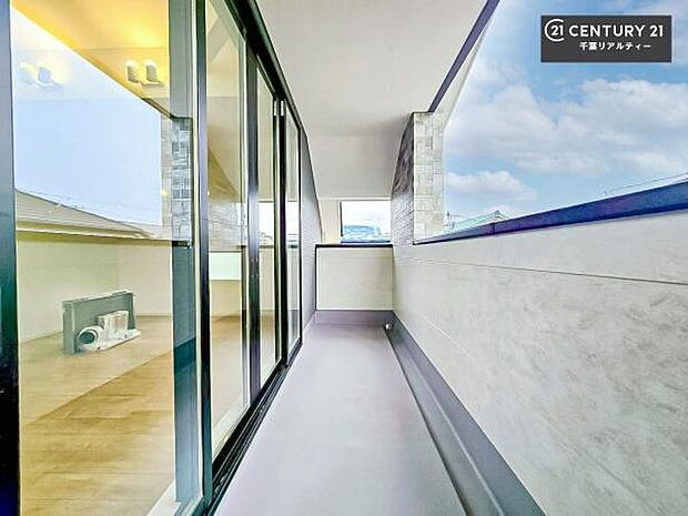 広々としているバルコニーです!お洗濯物を干すのはもちろん風に当たりながらくつろぎタイムが送れます!