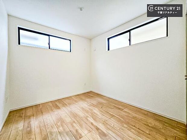 2面採光を確保した明るい室内は、風通しも良く、明るく大変居心地の良い空間となっております。リラックスして過ごせる心地の良いお部屋です!