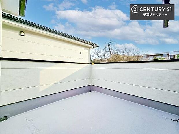 広々としているバルコニーです!お洗濯物を干すのはもちろん風に当たりながらくつろぎタイムが送れます!