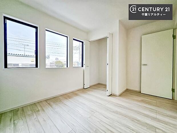 優しい光が差し込む洋室は、朝の目覚めも気持ちが良さそうですね。おうち時間もゆったりと過ごすことができます。