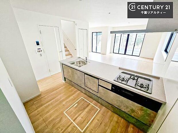 大人気の対面式システムキッチンを採用しています!ご家族のコミュニケーションが自然と増える設計です。お子様にも目が届くので嬉しいですね!広々使えて快適に作業が進みます。