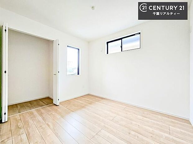 シンプルにデザインされているため、家具を選びません!お気に入りの家具を置いてくつろげる空間を作ることができます。