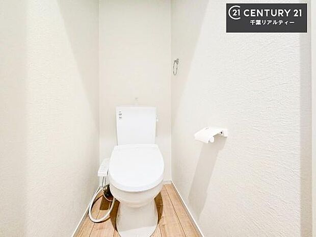 1・2階にトイレがございます!朝の忙しい時間帯も待たずにすみそうですね。白を基調とした清潔感のあるトイレでお手入れがしやすいです!