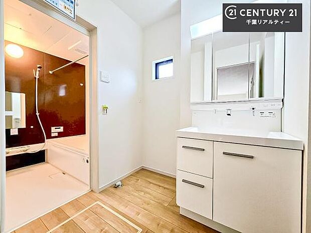 三面鏡仕様の洗面所は、身だしなみがしやすい造り!裏は収納になっています。ドライヤーやお化粧道具を片付けられるので洗面台周りをスッキリと見せることが出来ます!