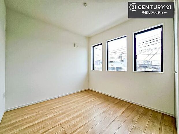 優しい光が差し込む洋室は、朝の目覚めも気持ちが良さそうですね。おうち時間もゆったりと過ごすことができます。