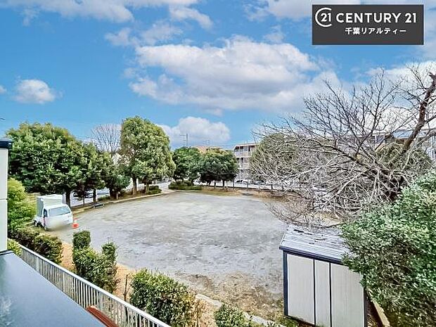 晴れた日には青い空を見渡せる開放的な時間を楽しめます。気持ちの良い風が通り抜ける街並みです!