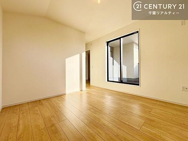 掃き出し窓のあるお部屋は、外の景色を楽しみながら明るく開放的。十分な採光がありつつも、落ち着いた雰囲気を作りやすく、ゆったりとした睡眠空間として寝室に最適です。