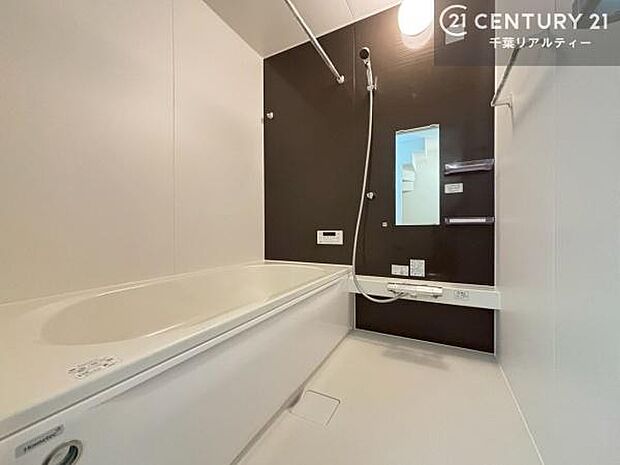 浴室には浴室乾燥機が完備されており、雨の日の洗濯や湿気対策も安心です。快適で清潔なバスタイムをサポートします。