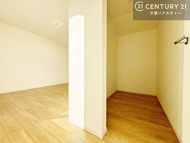 ウォークインクローゼット付きです。たくさんのお洋服などを収納しておけそうですね!他にも扇風機や加湿器など季節物の大きな家電も収納できます。