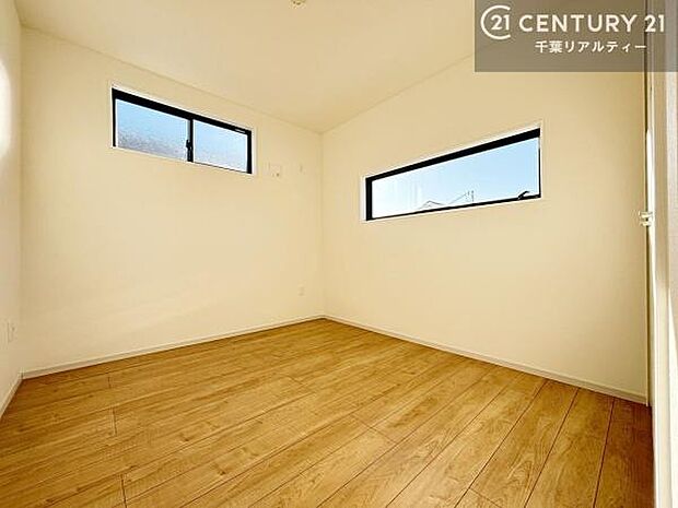 全居室が2面採光で、どのお部屋も明るく開放的。自然光がたっぷり入り、日中は照明いらずで過ごせます。また、風通しが良いため、快適で心地よい住空間を実現しています。