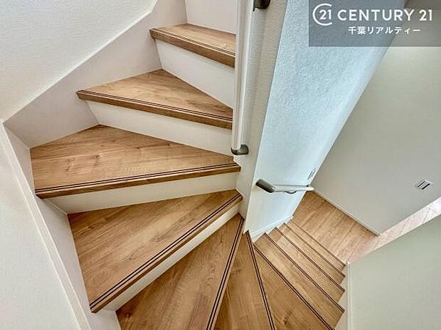 階段には手すりが備わっており、毎日の上り下りも快適で安心。家族みんなに優しい設計です。