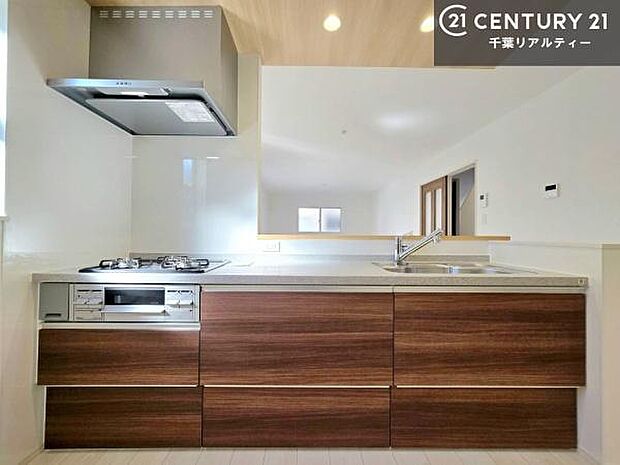 大人気の対面式システムキッチンを採用しています!ご家族のコミュニケーションが自然と増える設計です。お子様にも目が届くので嬉しいですね。広々使えて快適に作業が進みます。