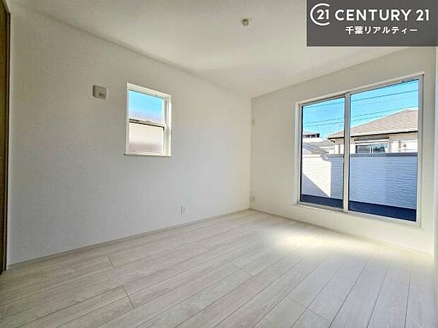 【現地販売会開催中】バルコニーに面している洋室です。明るく温もりがあり、換気もしっかりできます!朝起きて、外に出て背伸びをしつつ深呼吸をし良い朝を迎え入れることができます。