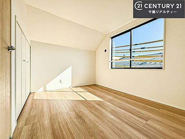 洋室は子供部屋や寝室、色々と用途多彩に利用できますね。収納力もたっぷりなので、広々気持ちよく過ごすことができます。