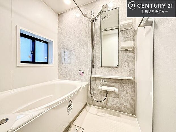 落ち着きある大人の雰囲気のバスルームは、シックなデザインでバスタイムが充実!お仕事頑張っているご褒美にお好みの匂いの入浴剤を入れて、楽しんでみてはいかがでしょうか?