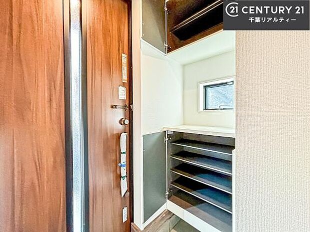 シューズボックス付きなので、玄関が片付きお掃除がしやすいです!スッキリした玄関で戸を開けた瞬間、清潔感のある心地いい空間が出迎えてくれます。