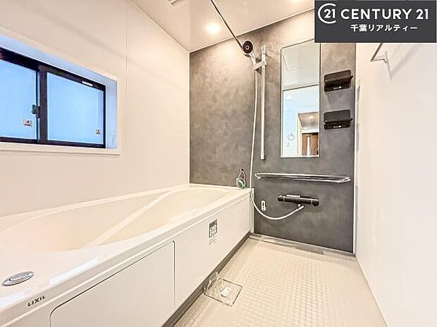 落ち着きある大人の雰囲気のバスルームは、シックなデザインでバスタイムが充実!お仕事頑張っているご褒美にお好みの匂いの入浴剤を入れて、楽しんでみてはいかがでしょうか?