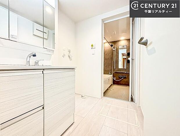 身なりを整える洗面所は、清潔感が大事です!水周りの清潔感のある雰囲気を演出!気持ちよくお使いいただけます。