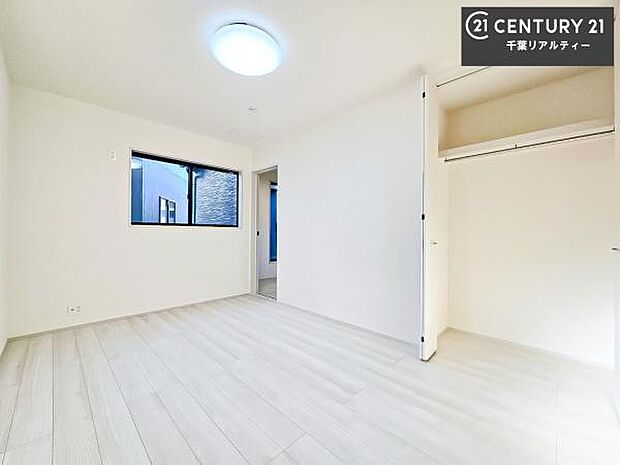 収納スペースがついています!居室をスッキリ整頓する事ができますね。家具を選ばないシンプルなデザインの為、家具を選ばずお気に入りの空間作りができそうですね。