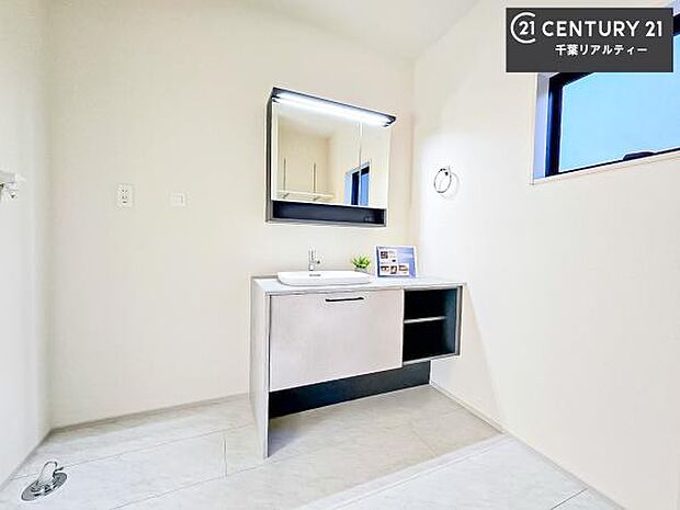 シンプルなオープンタイプの洗面台は、お手入れがしやすく清潔な環境を保つことができて気持ちよくお使いいただけます!デザイン性もありちょっとしたインテリアを置いておしゃれに仕上げることも可能です!