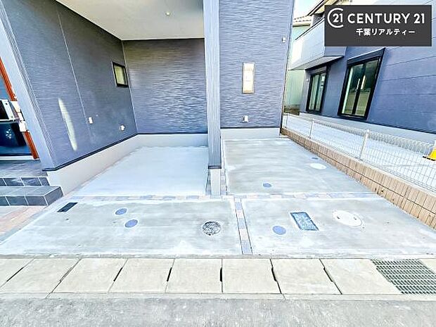 ガレージの駐車場は、雨や風から車を守ってくれるので大切に管理ができるので安心!2台分駐車可能です!