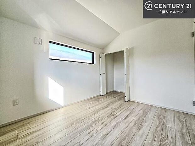 洋室は子供部屋や寝室、色々と用途多彩に利用できますね。収納力もたっぷりなので、広々気持ちよく過ごすことができます。