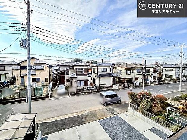 落ち着きある住宅街です！周囲には高い建物がなく、空が広く開放感があり、陽当たりを大きく遮られることもありません！気持ちの良い風が通り抜ける街並みです！